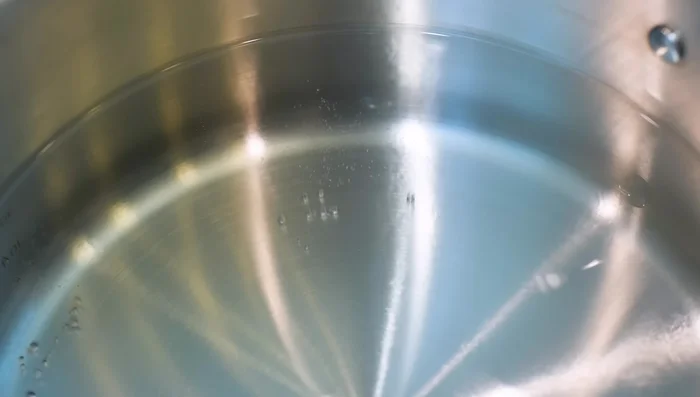 Prepare noodles: Soak noodles in hot water (not boiling) until small bubbles rise. Soak for 1 minute for thin noodles, adjust time for thicker noodles. Drain completely and shake off excess water.