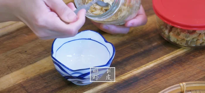Prepare the sun-dried baby shrimp or dried shrimp. Prepare pork lard or crispy bacon bits.