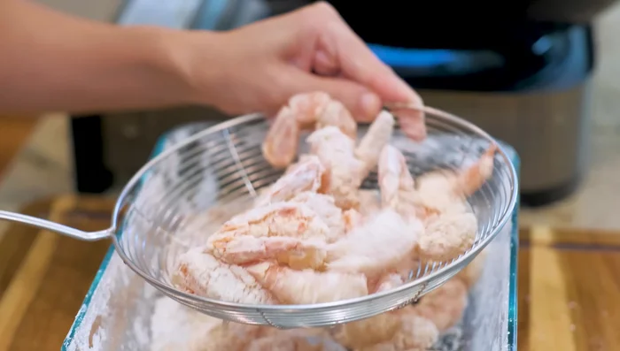 Deep fry the shrimp (first fry): Heat oil to 360°F (217.319). Fry shrimp in batches, for 1-2 minutes per batch (221.099). Remove and drain excess oil (248.519).