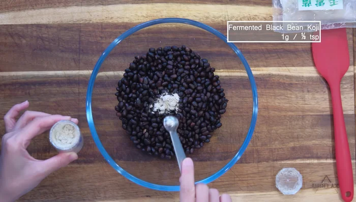 Transfer the beans to a bowl, add koji, and mix thoroughly.