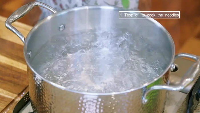 Cook the noodles in boiling water for 2 minutes. Add green leafy vegetables during the last minute of cooking.