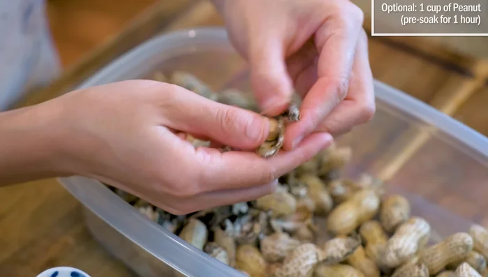 Steam: Arrange chicken feet on a plate (with optional peanuts or taro sticks) and steam over medium heat for 1.5 hours.