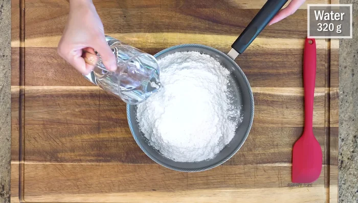 Combine rice flour and water in a non-stick pot. Stir until no lumps. (It's best to use a non-stick pot to avoid sticking)