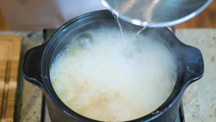 Pour in 2 liters of boiling water. The rapid boiling will help extract flavor from the chicken.