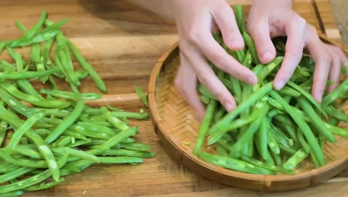 Set the green beans aside.