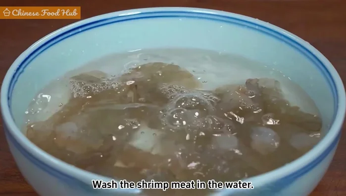 Rinse and season shrimp: Wash the shrimp meat, then drain and transfer to a bowl. Add salt, black pepper, and starch; mix until sticky.