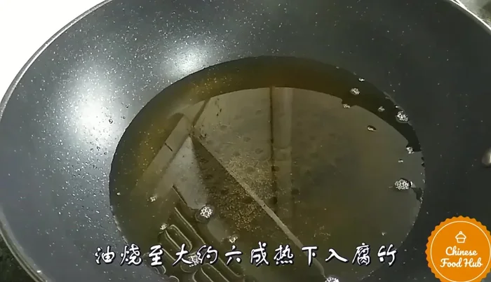 Heat up the oil in a frying pan.