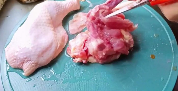 Remove skin and bones from chicken, cut into small pieces. Marinate with light soy sauce, dark soy sauce, cornstarch, and ginger for 15 minutes.