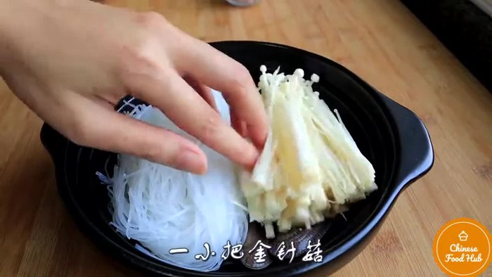 Mince the garlic and ginger.