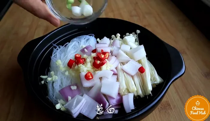 Heat cooking oil in the claypot. Add garlic and ginger, sauté until fragrant.