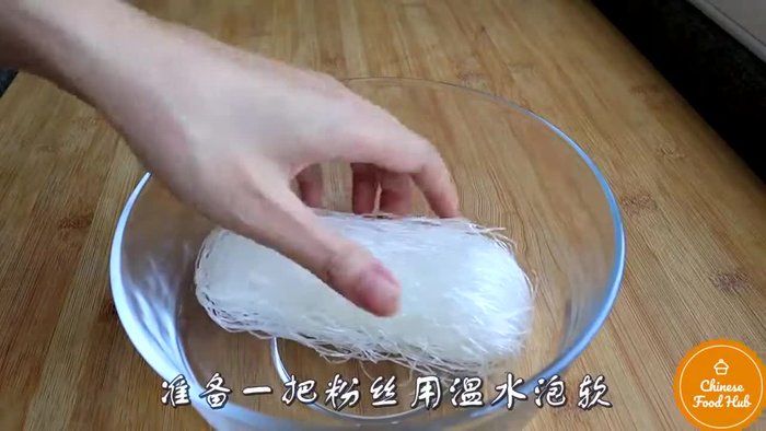 Prepare the clams by cleaning them thoroughly.