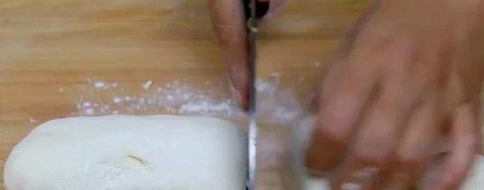 Prepare dough: Dust the fermented dough with flour. Roll into a long roll, cut into six equal portions. Form each portion into a circle, roll out thinly. (177.84)