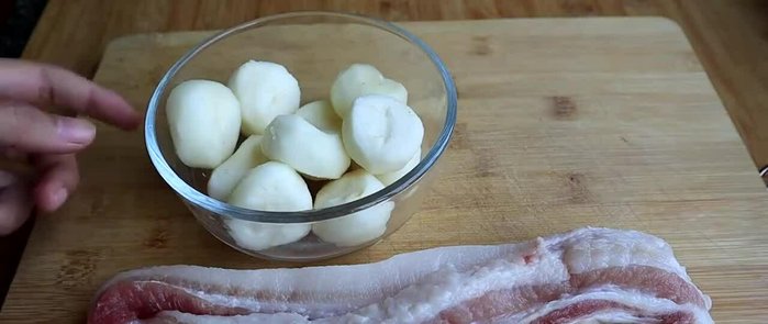 Prepare the bean curd skins: Cut them into appropriate sizes and set aside. (This step is implied by the lack of specific instructions, but is necessary)