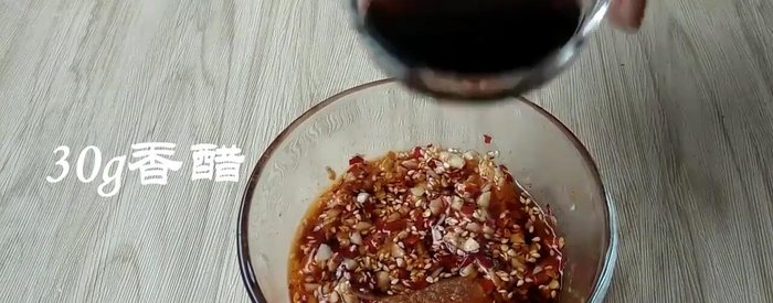 Prepare the sauce (vinegar, chili oil, soy sauce, garlic, ginger, sesame oil, etc).