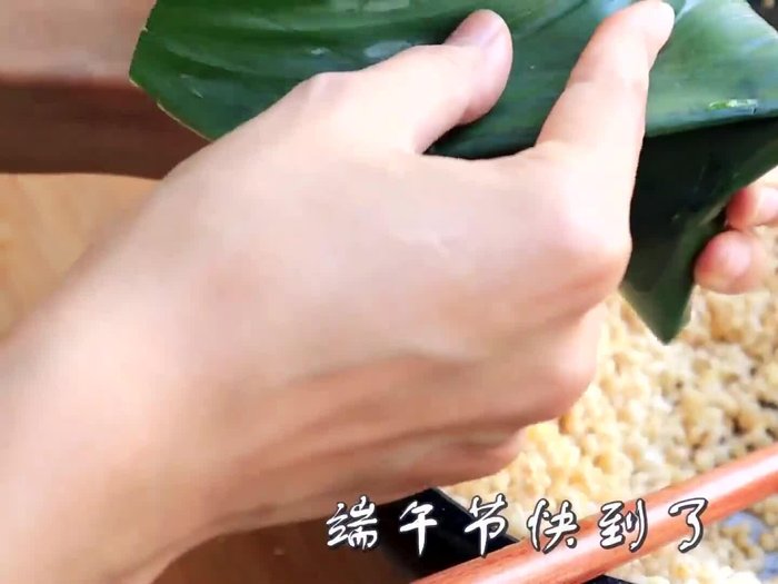 Prepare the ingredients. Clean and chop the pork belly, chestnuts, and mung beans.
