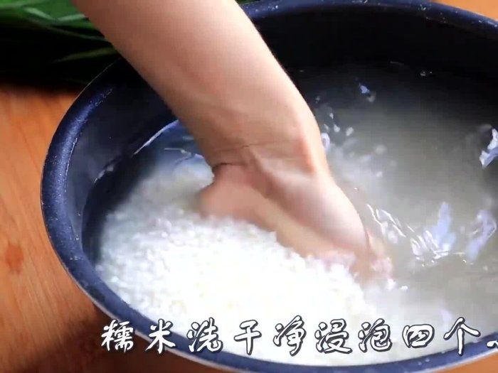 Prepare the glutinous rice. Rinse thoroughly and soak in water for several hours (or overnight).