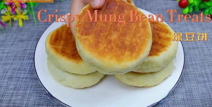 Soak 300 grams of mung beans for more than six hours. After cleaning, cook them in an electric rice cooker with two bowls of water until done.