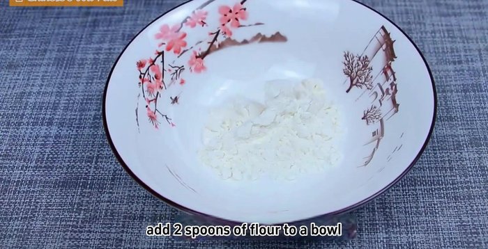 Prepare the oil paste: Mix 2 spoons of flour, a spoonful of sugar, and hot oil to a thin consistency.