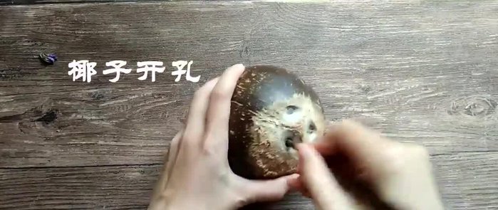 Prepare the chicken. Clean and cut it into appropriate pieces.