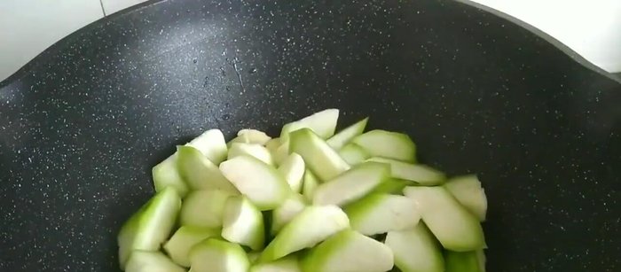 Continue stir-frying until the sponge gourd is tender-crisp and the sauce has thickened.