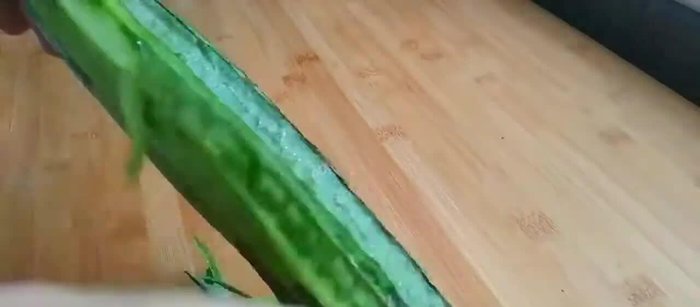 Prepare the sponge gourd by washing and cutting it into bite-sized pieces.