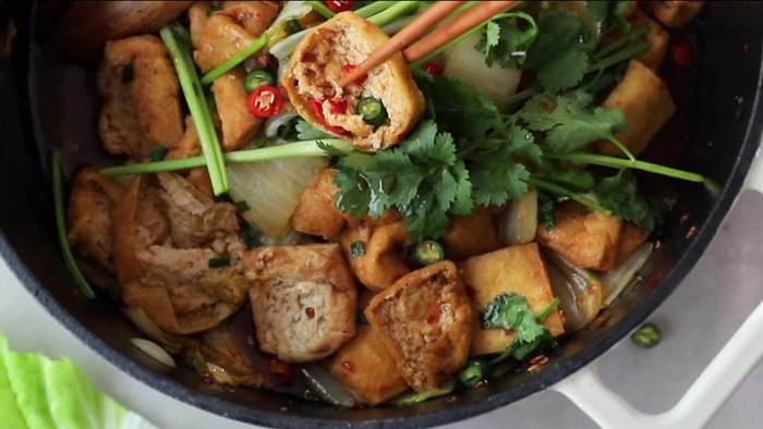 Prepare the ingredients. Chop the Chinese cabbage and garlic. Mince the ginger.
