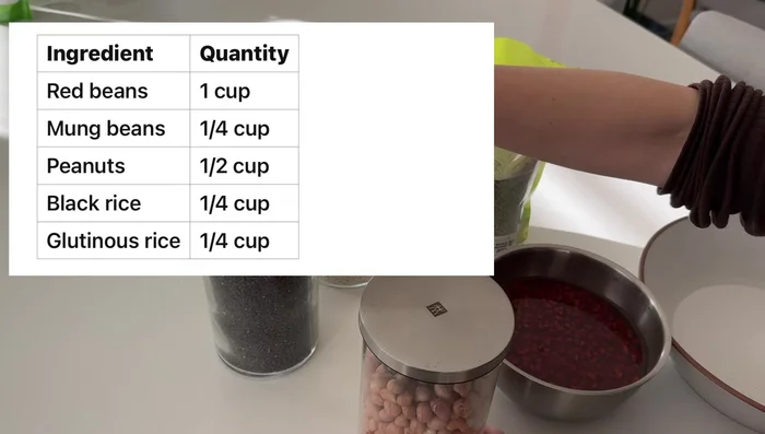 Rinse red beans, mung beans, peanuts, black rice, and glutinous rice thoroughly. Soak red beans overnight.