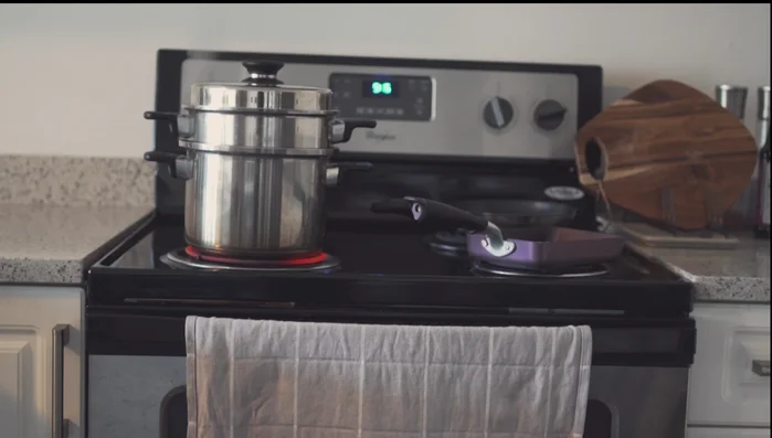 Prepare the finishing touch: Heat avocado oil in a pan. Once hot, pour it over the fish for a final sear.
