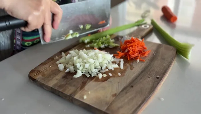 Prepare vegetables and stir-fry: Dice onion, carrot, and celery into small pieces. Stir-fry in the same pan until fragrant. Add salt and pepper. Add the cooked rice and mix evenly. Add the pan-fried salmon and stir.