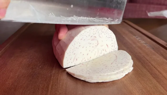 Slice the taro roots very thinly.