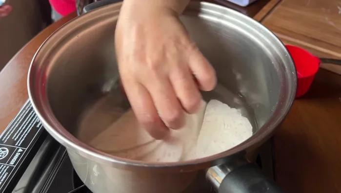 Add water to a pot, add taro slices, and cook at medium-low heat for 7-8 minutes after it comes to a rolling boil, covered.