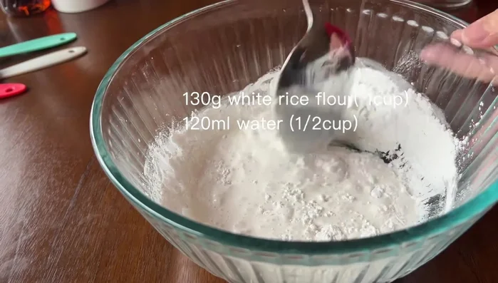 Prepare the batter: Mix rice flour with water until smooth and without lumps. Add salt, five-spice powder, and fish sauce.