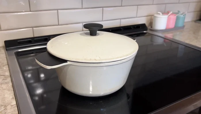 Fill a cast iron pot with cold water. When the water is almost boiling, add the pork bones.
