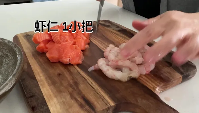 Chop shrimp into small pieces.