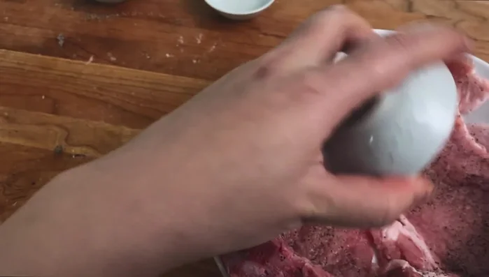 Coat the pork chop generously with oyster sauce.