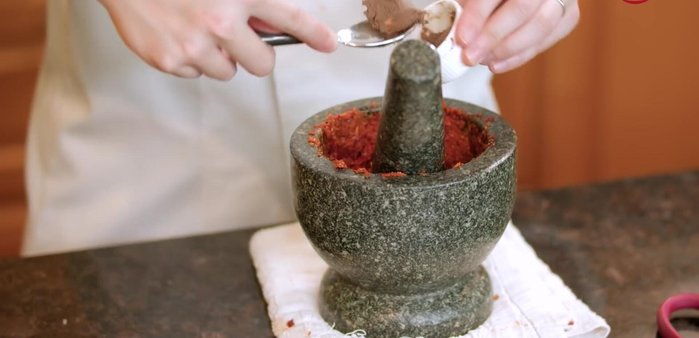 Add shrimp paste to the curry paste and mix well.