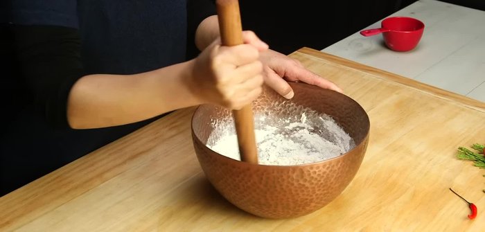 Roll out the dough. (Make thin circles of dough.)