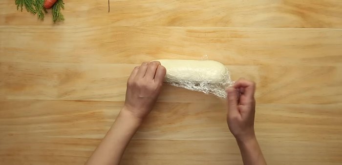 Add the filling to the dough circles.