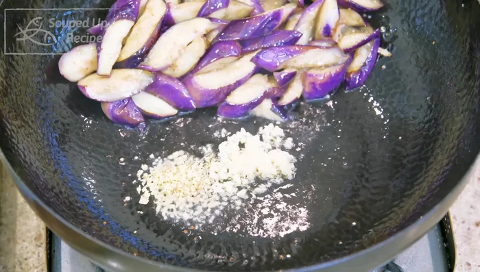 Add ginger, garlic, chilies, fermented black beans, and fish meat. Stir over low heat until fragrant. Combine everything.