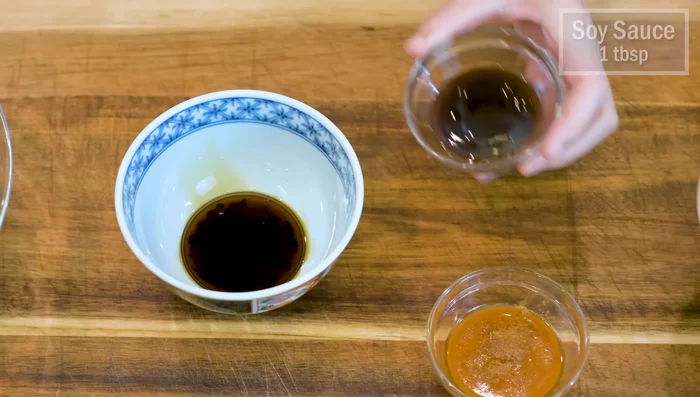 Combine soy sauce, oyster sauce, satay sauce, and white pepper for the seasoning.