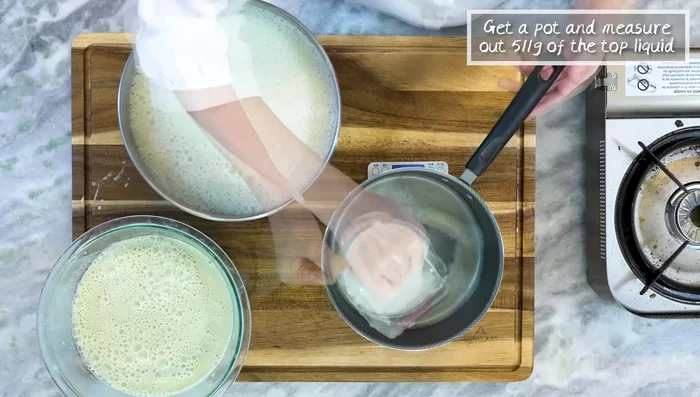 Weigh the starch mixture (approx. 989g). In a pot, combine 511g of the separated liquid and the starch mixture. Add salt and alkaline powder (optional).
