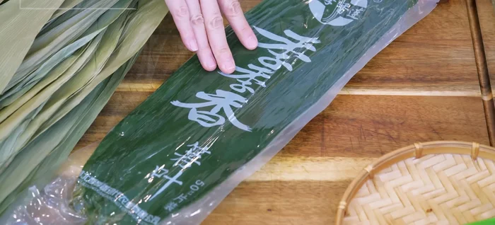Prepare bamboo leaves (rinse fresh leaves, rehydrate dried ones).