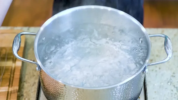 Boil water, then add sweet potato starch noodles and let them soak for 4-5 minutes. Drain and dice.