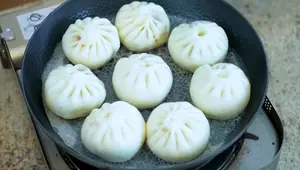 Fluffy Pan-Fried Beef Buns: Steamed & Crispy Recipe