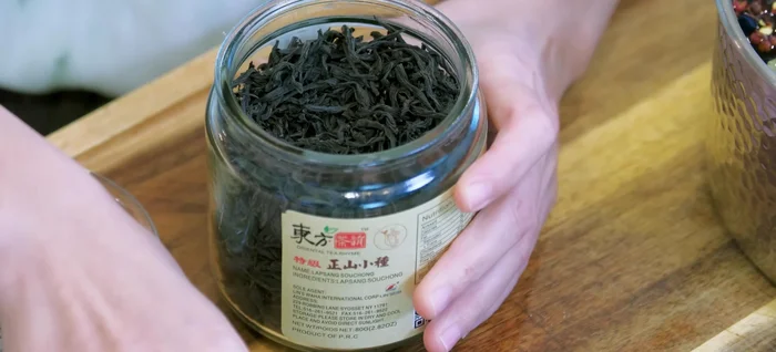 Add water and black tea (or oolong tea) to the pot.