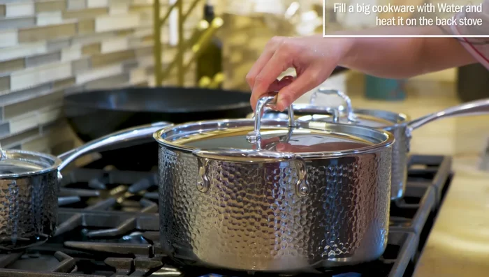 Prepare chicken glaze (mottos/sugar/honey, vinegar).