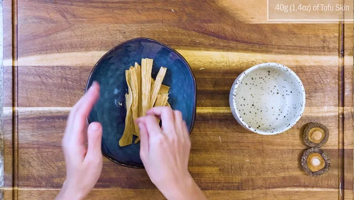 Soak dried tofu skin and shiitake mushrooms.