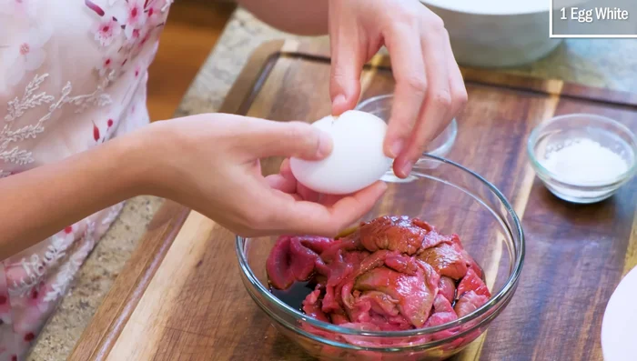 Marinate beef (dark soy sauce, Chinese cooking wine, egg white, cornstarch). Velveting technique.