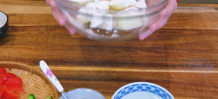 Drain the potatoes and coat with 2 tbsp cornstarch, tossing thoroughly.