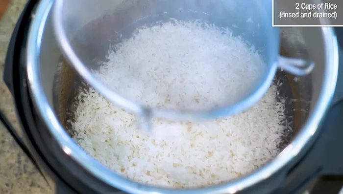 Add rinsed rice and stir thoroughly.